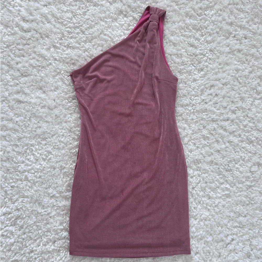 🆕💕 Revolve x MORE TO COME Gianna One Shoulder Dress Rose Pink - Size M - Picture 5 of 11